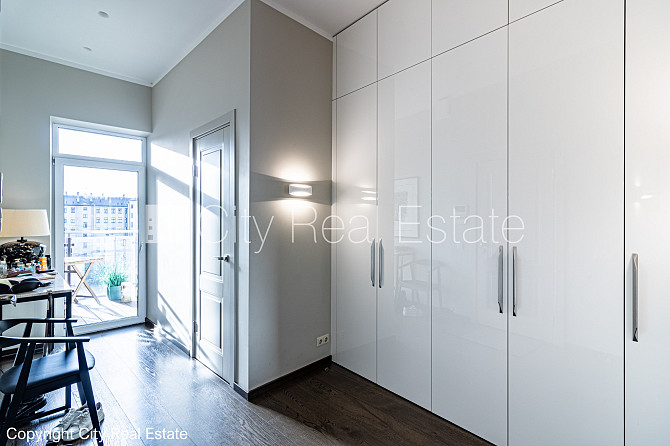 Благоустроенный озеленённый двор, закрытый двор, въездные ворота оснащены Рига - изображение 14