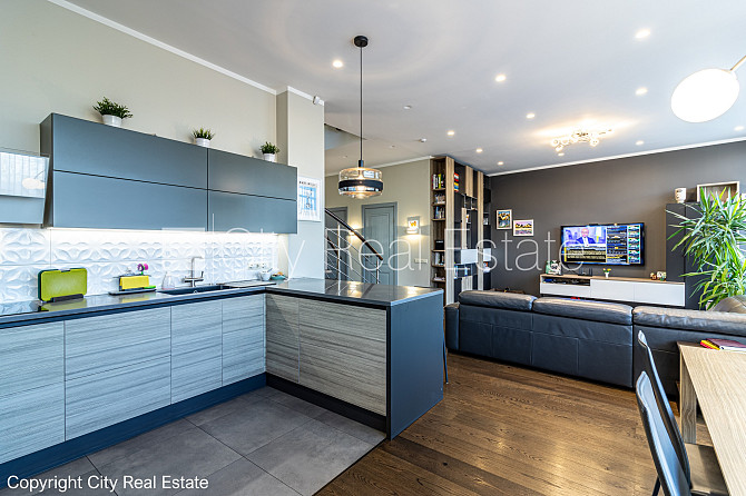 Благоустроенный озеленённый двор, закрытый двор, въездные ворота оснащены Рига - изображение 4