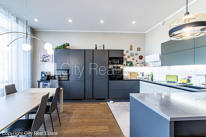 Благоустроенный озеленённый двор, закрытый двор, въездные ворота оснащены Рига - изображение 6