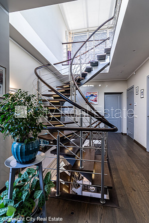 Благоустроенный озеленённый двор, закрытый двор, въездные ворота оснащены Рига - изображение 20