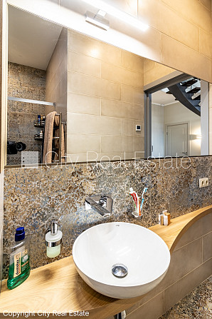 Благоустроенный озеленённый двор, закрытый двор, въездные ворота оснащены Рига - изображение 18