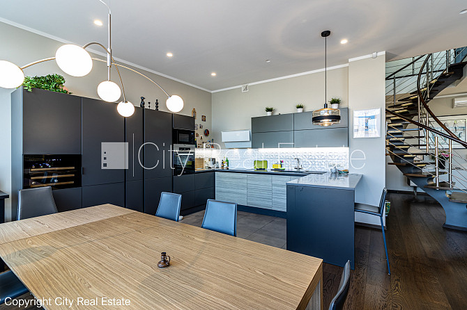 Благоустроенный озеленённый двор, закрытый двор, въездные ворота оснащены Рига - изображение 12