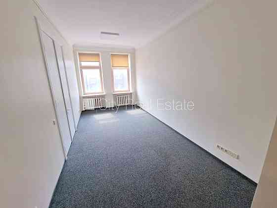 Фасадный дом, реновированный дом, вход с улицы, лифт, лестничная клетка после Рига