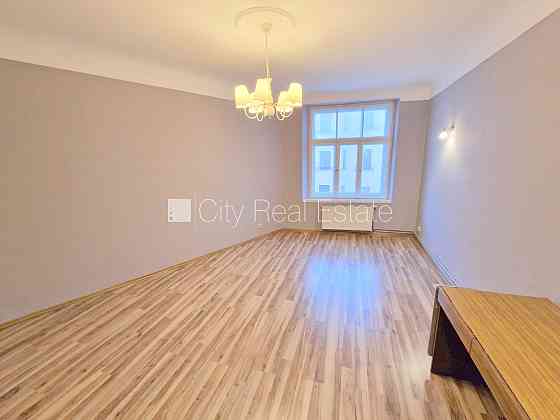 Фасадный дом, реновированный дом, вход с улицы, лестничная клетка после Рига