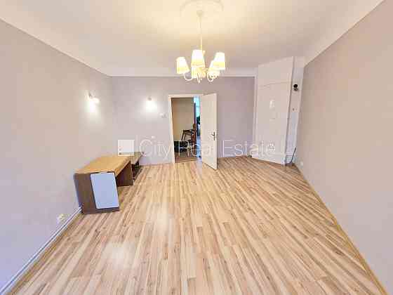 Фасадный дом, реновированный дом, вход с улицы, лестничная клетка после Рига