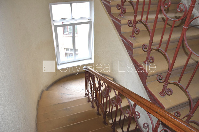 Фасадный дом, реновированный дом, вход с улицы, лестничная клетка после Рига - изображение 16