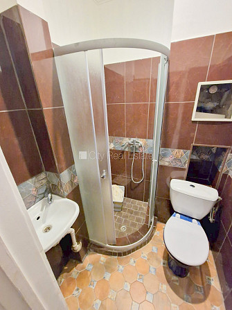 Фасадный дом, реновированный дом, вход с улицы, лестничная клетка после Рига - изображение 15