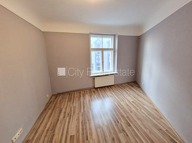 Фасадный дом, реновированный дом, вход с улицы, лестничная клетка после Рига - изображение 8