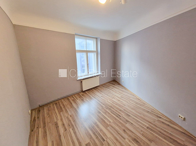 Фасадный дом, реновированный дом, вход с улицы, лестничная клетка после Рига - изображение 7