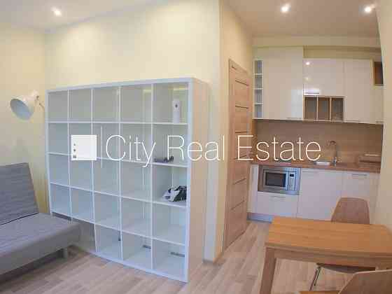 Здание во дворе, реновированный дом, благоустроенная озеленённая территория, Рига