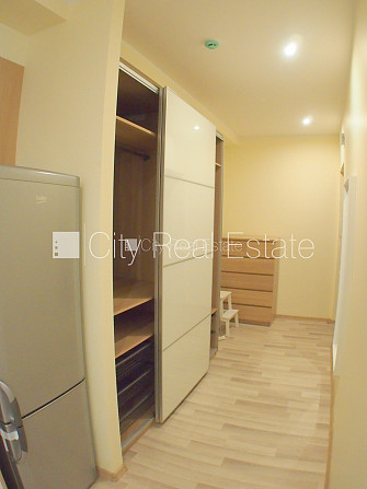 Здание во дворе, реновированный дом, благоустроенная озеленённая территория, Рига - изображение 5