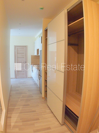 Здание во дворе, реновированный дом, благоустроенная озеленённая территория, Рига - изображение 8