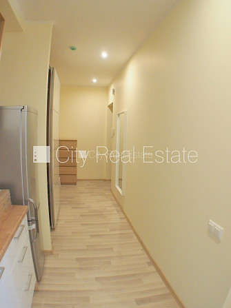 Здание во дворе, реновированный дом, благоустроенная озеленённая территория, Рига - изображение 6