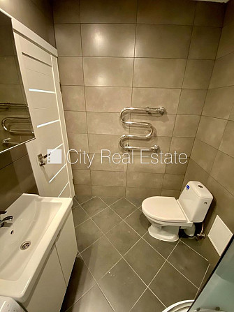 Фасадный дом, реновированный дом, закрытый двор, вход с улицы, лифт, лестничная Рига - изображение 8