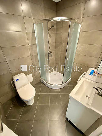 Фасадный дом, реновированный дом, закрытый двор, вход с улицы, лифт, лестничная Рига - изображение 9