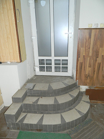 Фасадный дом, реновированный дом, место для машины, вход с улицы, полуподвал, окна Рига - изображение 9