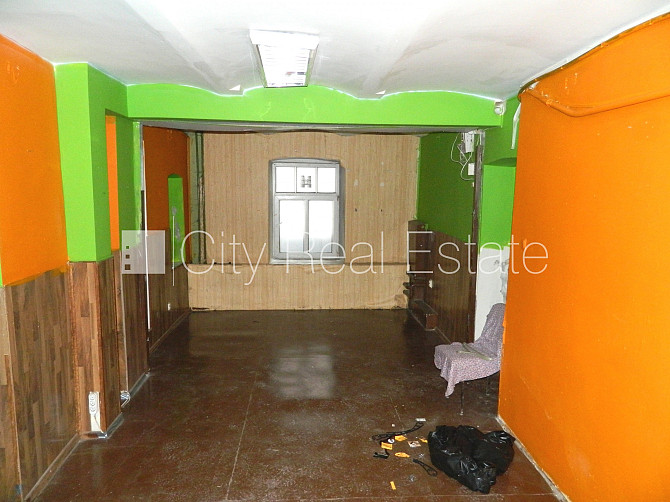 Фасадный дом, реновированный дом, место для машины, вход с улицы, полуподвал, окна Рига - изображение 2