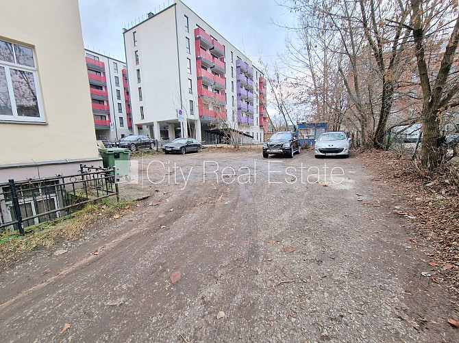 Фасадный дом, реновированный дом, место для машины, вход с улицы, полуподвал, окна Рига - изображение 20