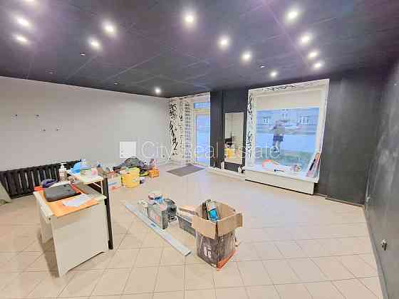 Фасадный дом, закрытый двор, место для машины, вход с улицы, окна выходят на улицу, Рига