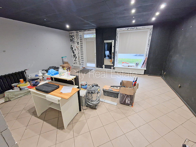 Фасадный дом, закрытый двор, место для машины, вход с улицы, окна выходят на улицу, Рига - изображение 2