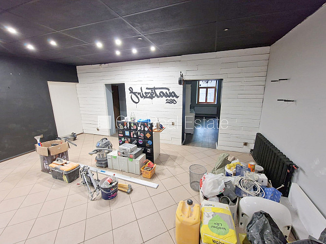 Фасадный дом, закрытый двор, место для машины, вход с улицы, окна выходят на улицу, Рига - изображение 5