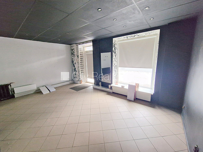 Фасадный дом, закрытый двор, место для машины, вход с улицы, окна выходят на улицу, Рига - изображение 15