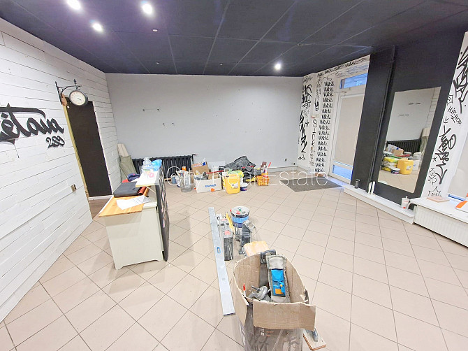 Фасадный дом, закрытый двор, место для машины, вход с улицы, окна выходят на улицу, Рига - изображение 6