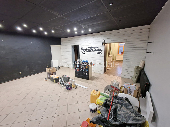 Фасадный дом, закрытый двор, место для машины, вход с улицы, окна выходят на улицу, Рига - изображение 9