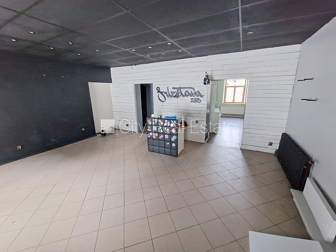 Фасадный дом, закрытый двор, место для машины, вход с улицы, окна выходят на улицу, Рига - изображение 12