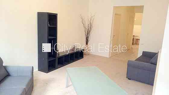 Фасадный дом, окна выходят на улицу, количество спален 1 шт., одна изолированная Рига