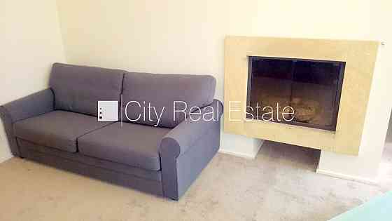 Фасадный дом, окна выходят на улицу, количество спален 1 шт., одна изолированная Рига