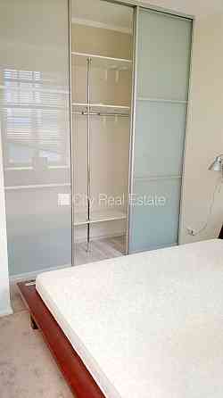 Фасадный дом, окна выходят на улицу, количество спален 1 шт., одна изолированная Рига