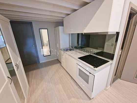 Фасадный дом, реновированный дом, закрытый двор, вход с улицы, лестничная клетка Рига