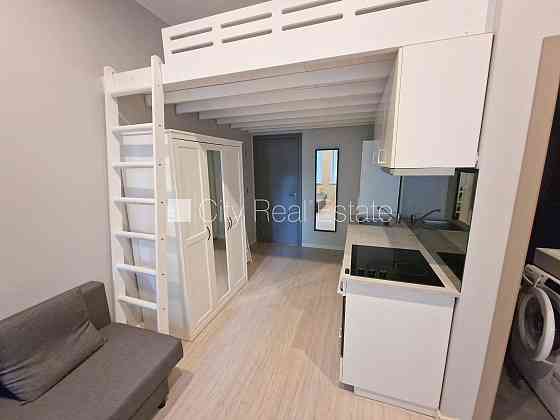 Фасадный дом, реновированный дом, закрытый двор, вход с улицы, лестничная клетка Рига