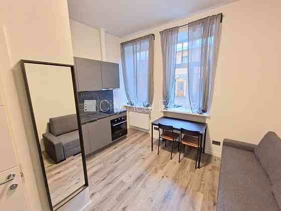 Здание во дворе, реновированный дом, закрытый двор, вход с улицы и со двора, Рига