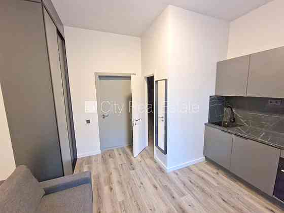 Здание во дворе, реновированный дом, закрытый двор, вход с улицы и со двора, Рига