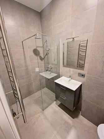 Здание во дворе, реновированный дом, закрытый двор, вход с улицы и со двора, Рига