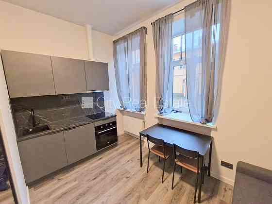 Здание во дворе, реновированный дом, закрытый двор, вход с улицы и со двора, Рига