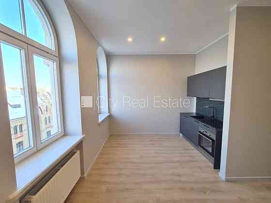 Фасадный дом, реновированный дом, закрытый двор, вход с улицы и со двора, лифт, Рига