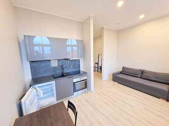 Фасадный дом, реновированный дом, закрытый двор, вход с улицы и со двора, лифт, Рига