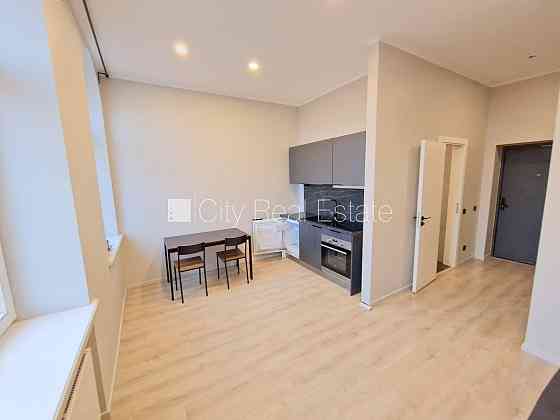 Фасадный дом, реновированный дом, закрытый двор, вход с улицы и со двора, лифт, Рига