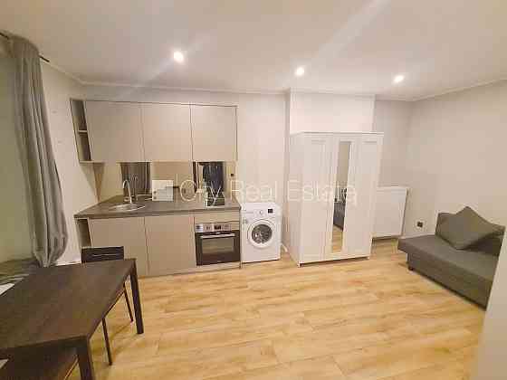 Здание во дворе, реновированный дом, закрытый двор, вход с улицы и со двора, Рига