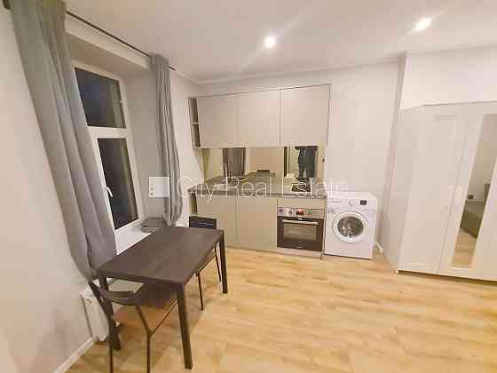 Здание во дворе, реновированный дом, закрытый двор, вход с улицы и со двора, Рига