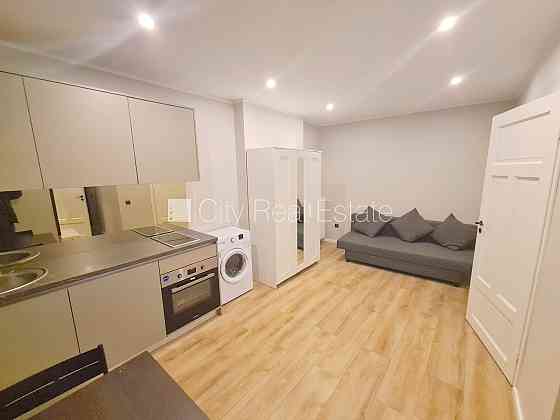 Здание во дворе, реновированный дом, закрытый двор, вход с улицы и со двора, Рига