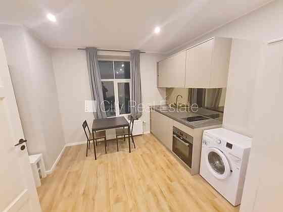 Здание во дворе, реновированный дом, закрытый двор, вход с улицы и со двора, Рига