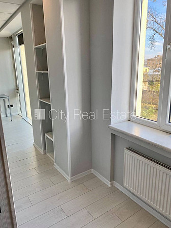 Фасадный дом, реновированный дом, закрытый двор, вход с улицы, лифт, лестничная Рига - изображение 11