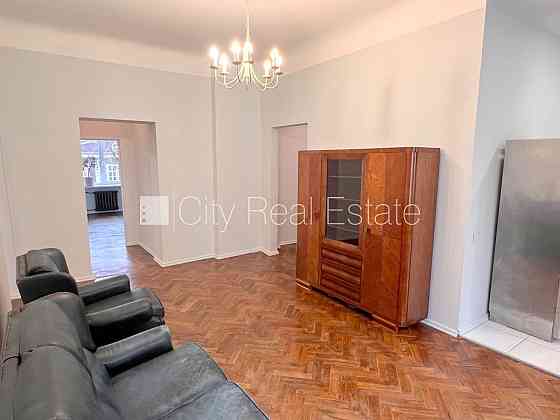 Фасадный дом, вход с улицы, лестничная клетка после косметического ремонта, окна Рига