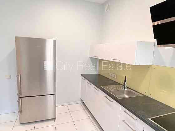 Фасадный дом, вход с улицы, лестничная клетка после косметического ремонта, окна Рига