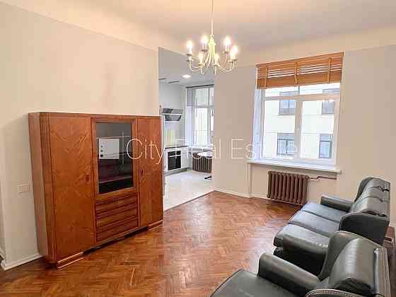 Фасадный дом, вход с улицы, лестничная клетка после косметического ремонта, окна Рига