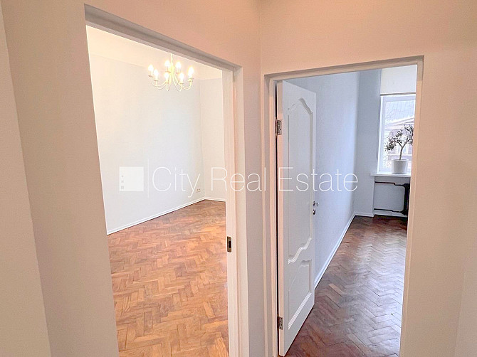 Фасадный дом, вход с улицы, лестничная клетка после косметического ремонта, окна Рига - изображение 17